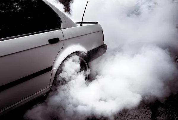 Moldova 25.09.2019. Modern Stance Car yarış arabası sürükleniyor. 
