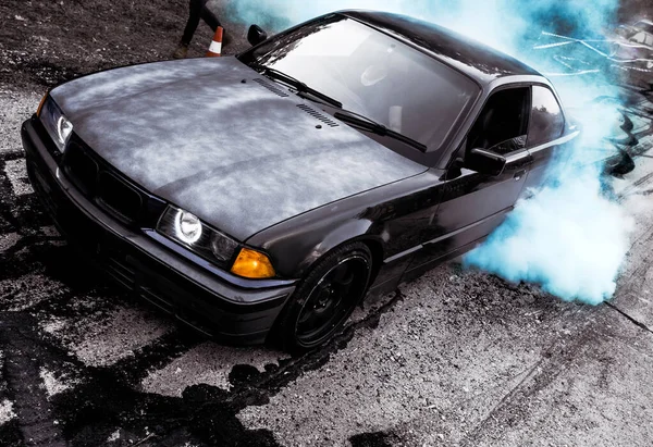 Sport moderní Auto závodní vůz unášen s kouřem drift burnout, b — Stock fotografie