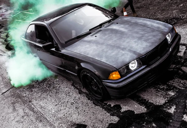 Спортивный современный гоночный автомобиль, дрейфующий с дымовым выгоранием, b — стоковое фото