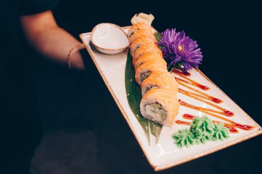 Flat Lay 'den büyük bir lezzetli suşi seti. Geleneksel restoranda bir tabakta Japon çiğ balığından bir sürü Philadelphia dürümü var. Japon yemek menüsü servisi