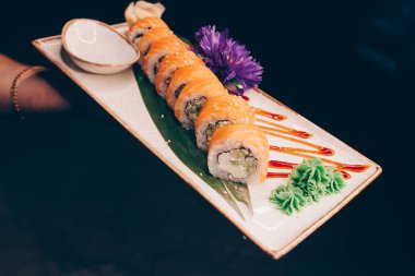 Flat Lay 'den büyük bir lezzetli suşi seti. Geleneksel restoranda bir tabakta Japon çiğ balığından bir sürü Philadelphia dürümü var. Japon yemek menüsü servisi