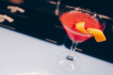 Tatlı Meşhur Alkolik İçeceği ve karamel süsleme dilimi. Yazar, bar tezgahındaki Kokteyl İçkisine ilham verdi. Üst Manzara 'ya yakın çekim. Tasarımcılar için kopyalama alanı ve gece kulübündeki lüks servis barmeni