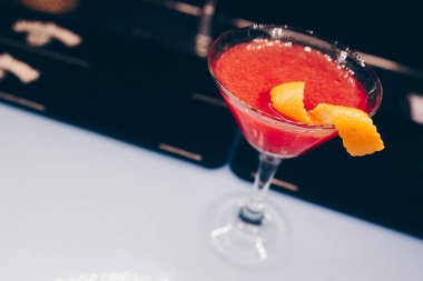 Tatlı Meşhur Alkolik İçeceği ve karamel süsleme dilimi. Yazar, bar tezgahındaki Kokteyl İçkisine ilham verdi. Üst Manzara 'ya yakın çekim. Tasarımcılar için kopyalama alanı ve gece kulübündeki lüks servis barmeni