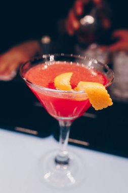 Tatlı Meşhur Alkolik İçeceği ve karamel süsleme dilimi. Yazar, bar tezgahındaki Kokteyl İçkisine ilham verdi. Üst Manzara 'ya yakın çekim. Tasarımcılar için kopyalama alanı ve gece kulübündeki lüks servis barmeni