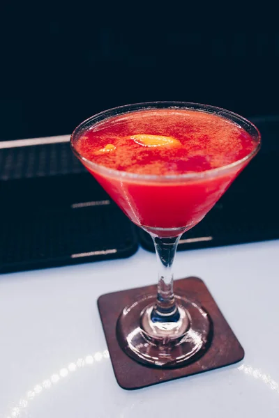 Sweet Famous Alcoholic Drink Mit Karamelldekoration Scheibe Autor Inspiriert Cocktail — Stockfoto