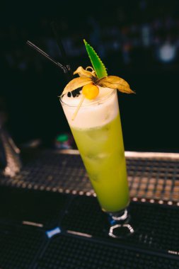 Tatlı Meşhur Alkolik İçeceği ve karamel süsleme dilimi. Yazar, bar tezgahındaki Kokteyl İçkisine ilham verdi. Üst Manzara 'ya yakın çekim. Tasarımcılar için kopyalama alanı ve gece kulübündeki lüks servis barmeni