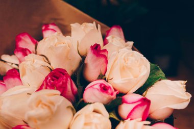 Bir demet pembe kırmızı beyaz gül buketi. Desen Taze