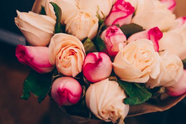 Bir demet pembe kırmızı beyaz gül buketi. Desen Taze