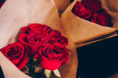 Bir demet pembe kırmızı beyaz gül buketi. Desen Taze