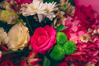 Bir demet pembe kırmızı beyaz gül buketi. Desen Taze