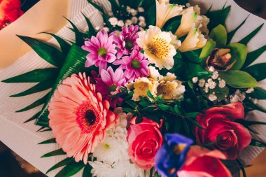 Bir demet pembe laleler beyaz gerbera papatya buketi karışık şamandıra