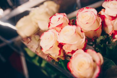 Bir demet pembe kırmızı beyaz gül buketi. Desen Taze