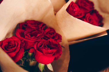 Bir demet pembe kırmızı beyaz gül buketi. Desen Taze