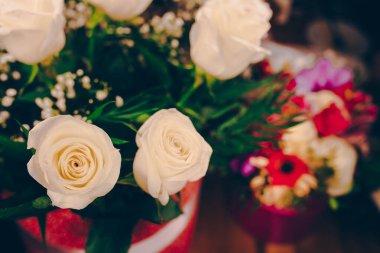 Bir demet pembe kırmızı beyaz gül buketi. Desen Taze