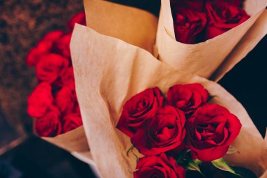 Bir demet pembe kırmızı beyaz gül buketi. Desen Taze