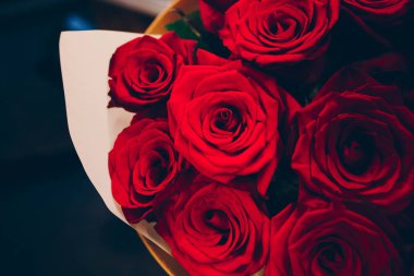 Bir demet pembe kırmızı beyaz gül buketi. Desen Taze