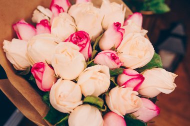 Bir demet pembe kırmızı beyaz gül buketi. Desen Taze