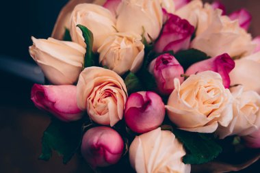 Bir demet pembe kırmızı beyaz gül buketi. Desen Taze