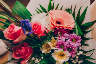 Bir demet pembe laleler beyaz gerbera papatya buketi karışık şamandıra