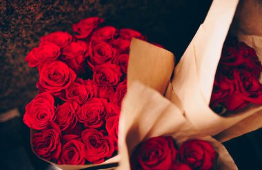 Bir demet pembe kırmızı beyaz gül buketi. Desen Taze