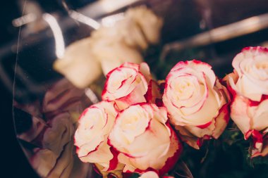 Bir demet pembe kırmızı beyaz gül buketi. Desen Taze