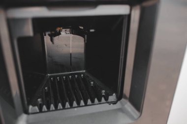 Kirli kahve makinesi. Yakından bak. Barista ekipmanları. Kahve makinesi sıcak espresso kahvesi dolduruyor. Benzin istasyonunda kahve makinesi satıyorum.