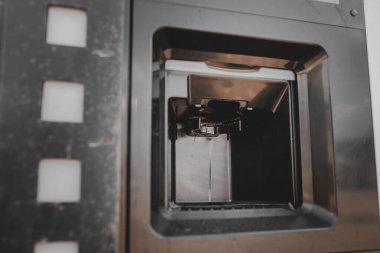 Kirli kahve makinesi. Yakından bak. Barista ekipmanları. Kahve makinesi sıcak espresso kahvesi dolduruyor. Benzin istasyonunda kahve makinesi satıyorum.