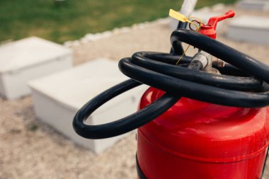 Benzin istasyonunun arka planında yangın söndürücüleri kullanılabilir.. 