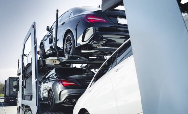 Büyük bir kamyon dolusu yeni lüks Alman spor arabaları bayiliğe teslim edilecek. Yeni güçlü araçlar kamyonu. Araba temizleme: Cam kaplama otomotiv endüstrisi kira taşımacılığı geçmişi.
