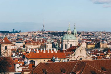 Prag şehrinin manzarası, gün batımında Vysehrad bölgesinin kırmızı çatısında. Avrupa 'daki sokaklar ve meydanlar, Covid-19 Coronavirus' un alarm durumunda hapsedildiği için boş, Evde Kalın