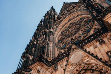 Gotik Capel Katedrali 'nin muhteşem manzarası, Alman Katolik Katolik Katolik Neogotik Mimarisi Anıtı. Prag' daki Katolik St. Vitus, Wenceslas ve Adalbert. Hava panoramik drone gökyüzü görüntüsü 