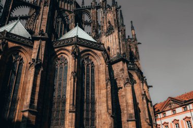 Gotik Capel Katedrali 'nin muhteşem manzarası, Alman Katolik Katolik Katolik Neogotik Mimarisi Anıtı. Prag' daki Katolik St. Vitus, Wenceslas ve Adalbert. Hava panoramik drone gökyüzü görüntüsü 