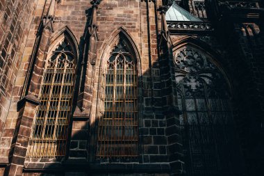 Gotik Capel Katedrali 'nin muhteşem manzarası, Alman Katolik Katolik Katolik Neogotik Mimarisi Anıtı. Prag' daki Katolik St. Vitus, Wenceslas ve Adalbert. Hava panoramik drone gökyüzü görüntüsü 