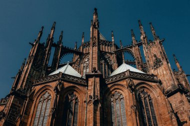 Gotik Capel Katedrali 'nin muhteşem manzarası, Alman Katolik Katolik Katolik Neogotik Mimarisi Anıtı. Prag' daki Katolik St. Vitus, Wenceslas ve Adalbert. Hava panoramik drone gökyüzü görüntüsü 
