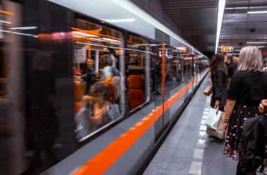 Modern Metro Metro İstasyonu, insanlar için hızlı Kırmızı Mavi Avrupa toplu taşımacılığı yapıyor. Hareket hızı bulanıklaşır. Hızlı hareket eder ve zaman gelir, geç değil. İş destansı şehir manzarası konsepti. Yükseltilmiş Yol