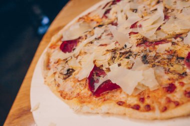 Biberli pizza ızgara pizza peyniri, salam, domates, biber, baharat ve taze fesleğen. Restoranda İtalyan pizzası yemek ve rahatlama konsepti. Organik Gurme Konsepti pankartı.