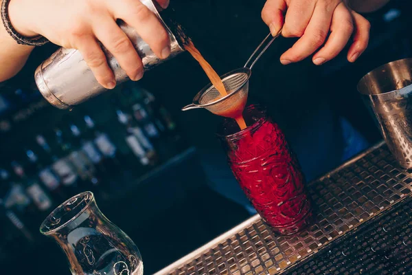 Barista Versando Utilizzando Colino Cocktail Sano Bianco Bere Bancone Del — Foto Stock