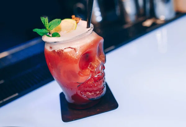 Süßer Saftiger Cherry Cocktail Drink Totenkopfglas Mit Gebrannter Limette Auf — Stockfoto
