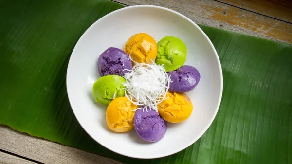 Toddy pasta beyaz çanak üzerinde palmiye ve muz yaprağına koymak.