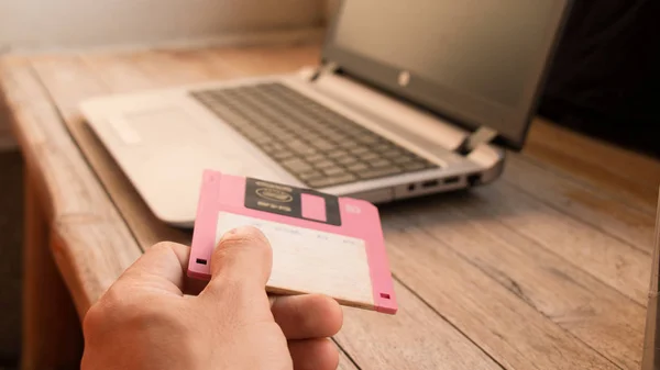 Floppy Disk și notebook pe placă de lemn — Fotografie, imagine de stoc