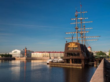 Saint Petersurg, Rusya Federasyonu Neva Nehri'nin dolgu üzerinde yelken gemi