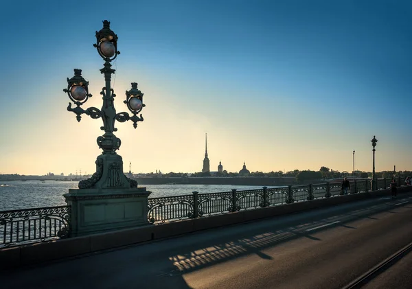 Veduta dal ponte della Trinità sul fiume Neva e dalla fortezza di Pietro e Paolo a San Pietroburgo — Foto Stock