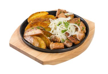 Kavrulmuş et beyaz izole bir ahşap plaka üzerinde patates ile. 