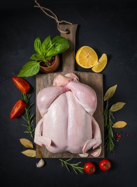 Siyah zemin ahşap bir gemide çiğ tavuk