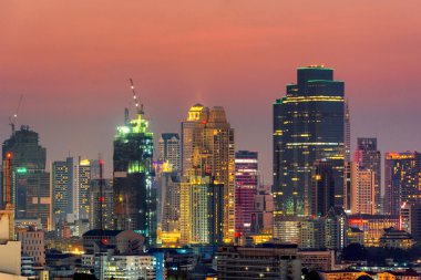 Modern ofis binaları, büyük şehir merkezinde kat mülkiyeti