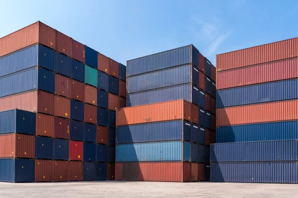 Patrón de pila colorido de contenedores de transporte de carga en el astillero —  Fotos de Stock