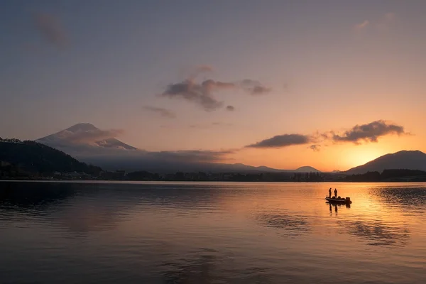 Hermosa vista del paisaje natural del monte Fuji en Kawaguchiko durante la puesta del sol en la temporada de otoño en Japón . —  Fotos de Stock