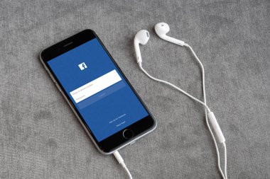 iphone6s Facebook sosyal medya uygulamasını açın