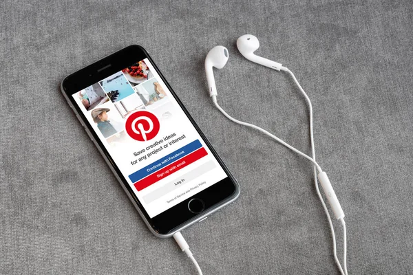 IPhone6 membuka aplikasi media sosial Pinterest — Stok Foto