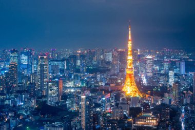 Tokyo Kulesi ve Tokyo cityscape görünümünden Roppongi Hills gece Japonya'da havadan görünümü